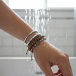 Có nên đeo vòng tay khi tắm? Phân tích từ chuyên gia phong thủy
